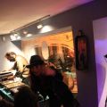 Full house bei der Disko mit DJ im Second Hand Geschäft Stinje Sundström